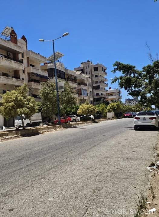 شقة سكنية ومحل تجاري على شارع رئيسي حيوي في حي الإنشاءات للبيع