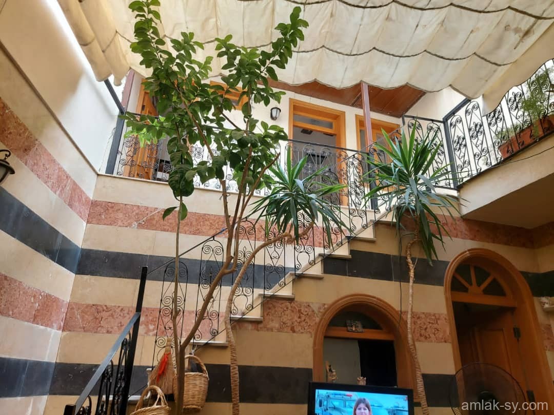 منزل عربي افرنجي 160م لعشاق الطابع الدمشقي في شارع بغداد للبيع