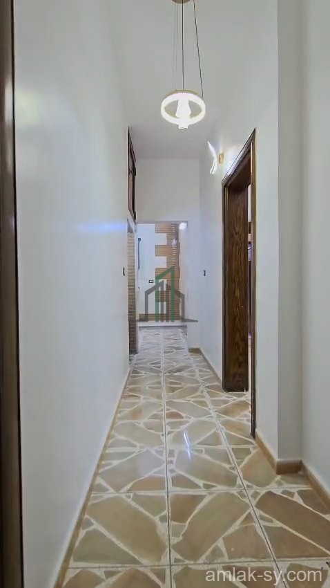 شقة أربع غرف ومنافع في شارع الأندلس (الخمّارة) في ادلب للبيع