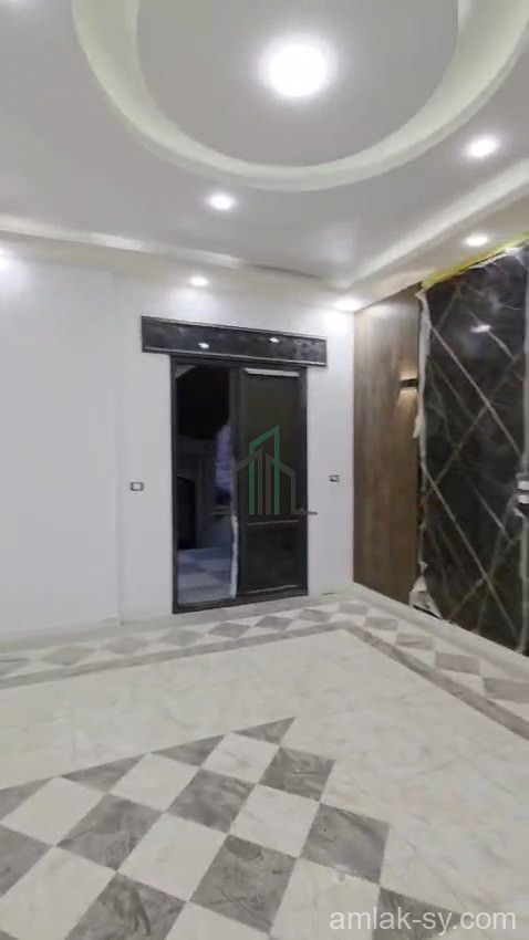 شقة 5غرف و منافع جنب قصر المحافظ في شارع الثلاثين للبيع