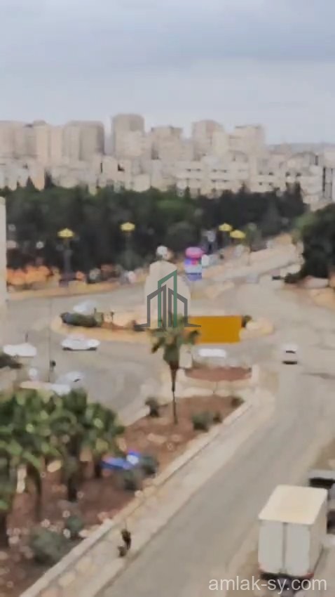 شقة أربع غرف ومنافع على شارع الأربعين الرئيسي