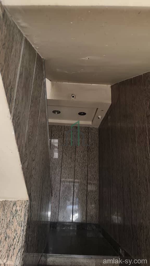 مكتب للبيع 35 م اطلالة على شارع الثورة بعد سوق الخجا