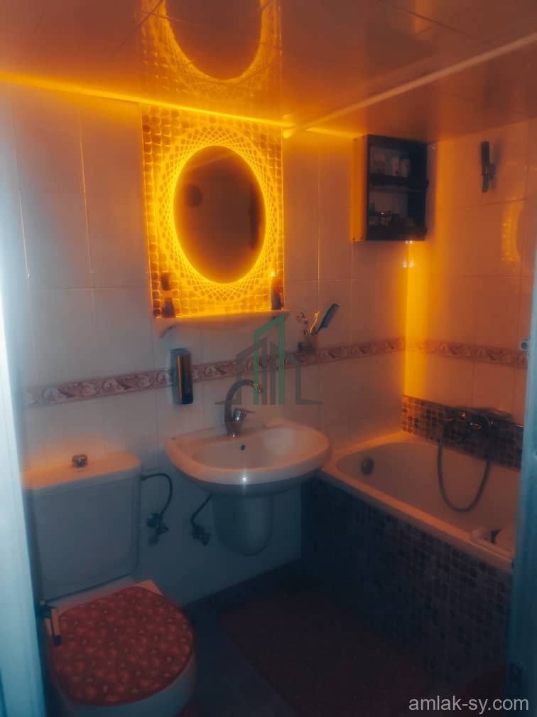 شقة 100م مع العفش باطلالة رائعة قرب وزارة التعليم العالي في المزة للبيع