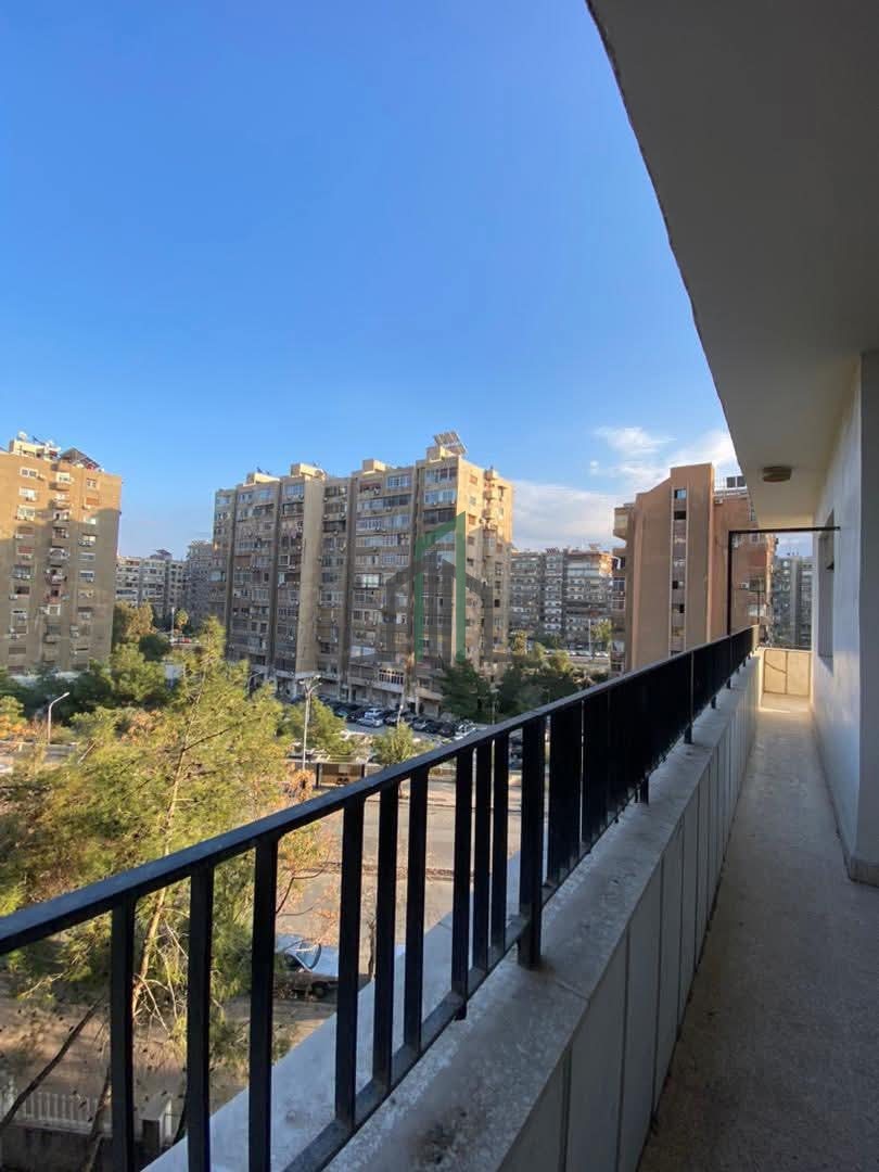 شقة للأجار 200 م - دمشق- المزة فيلات غربية قرب الحديقة الفرنسية